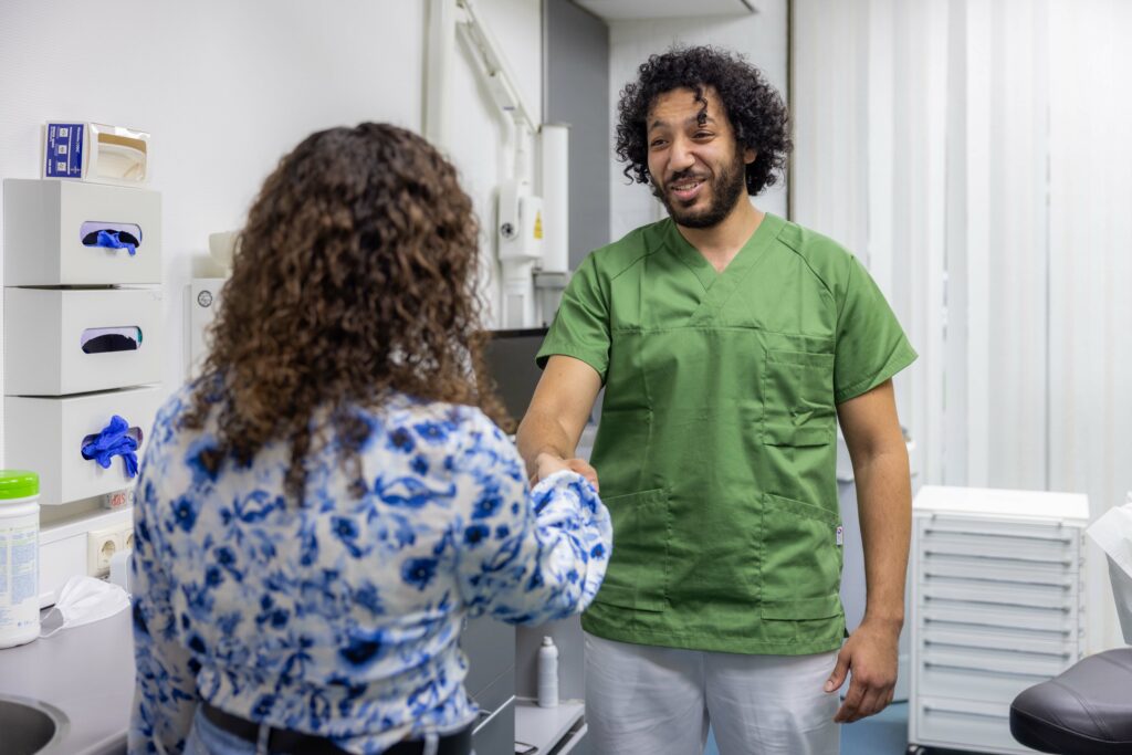tandarts ahmad geeft een hand