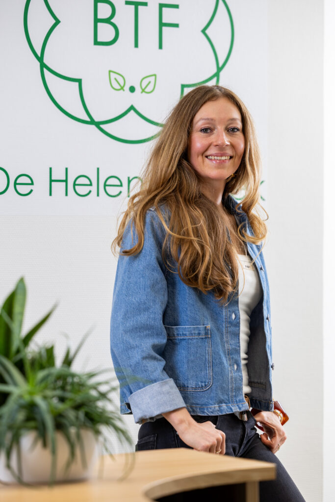 Rebecca Visser, natuurgeneeskundige en Transformational Cupping therapeut in Leeuwarden, gespecialiseerd in bindweefsel- en fascia behandeling.