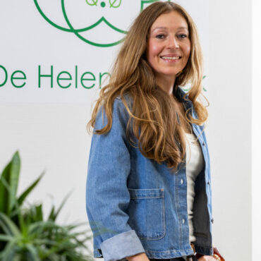 Rebecca Visser, natuurgeneeskundige en Transformational Cupping therapeut in Leeuwarden, gespecialiseerd in bindweefsel- en fascia behandeling.