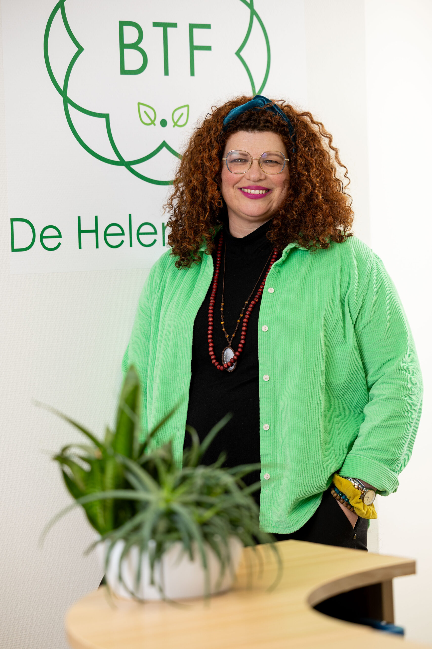 Mesoloog bij het holistisch centrum van de biologische tandarts in Leeuwarden, staand voor het BTF-logo. Mesoloog bij het holistisch centrum van de biologische tandarts in Leeuwarden, staand voor het BTF-logo.
