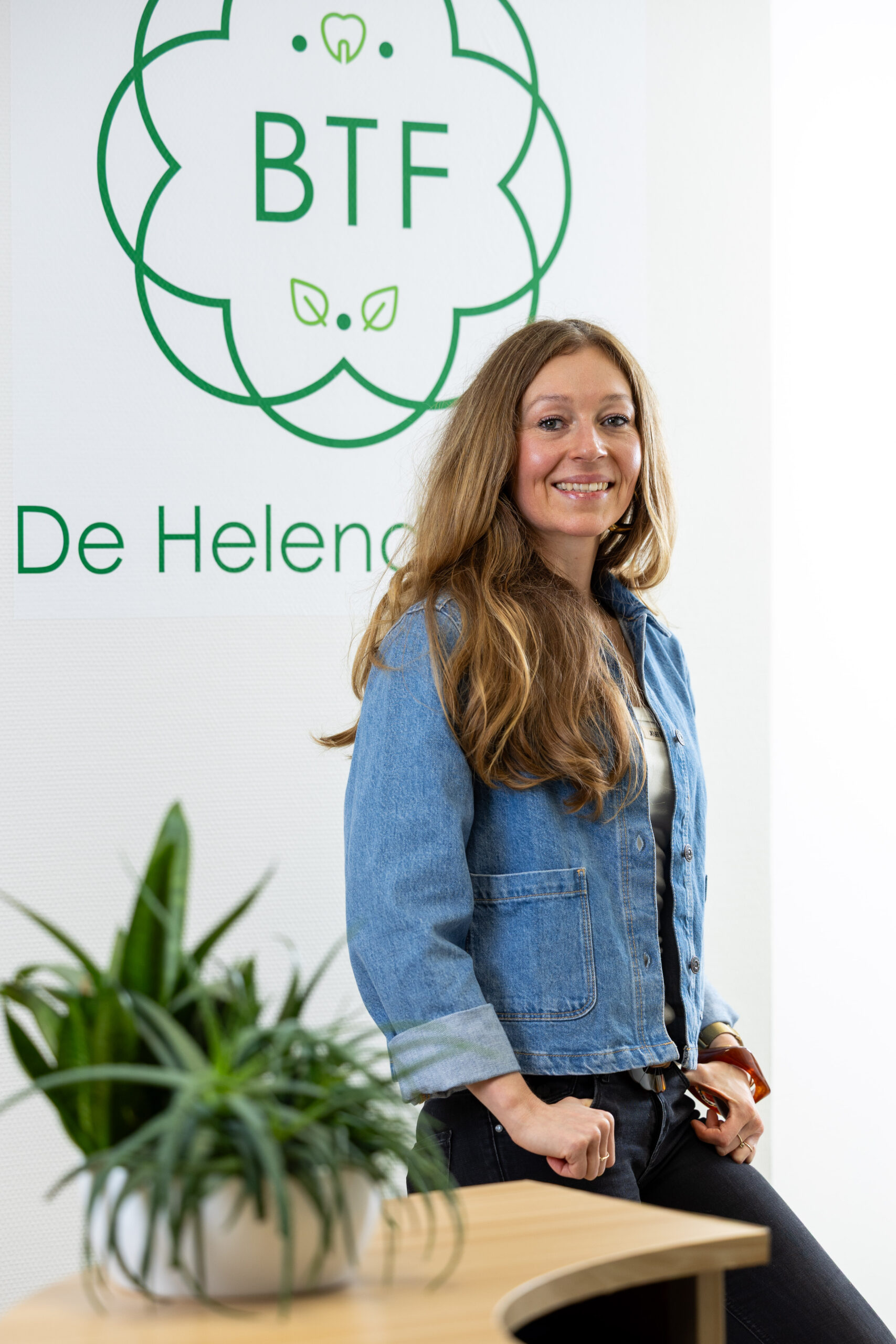 Rebecca visser, cupping specialist en natuurgeneeskundige, in haar praktijkruimte bij BTF – De Helende