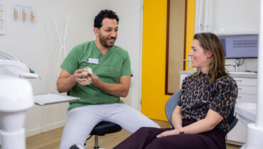 biologische tandarts met tevreden patient