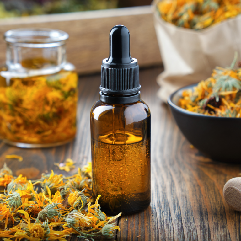 Kruidengeneeskunde tinctuur met geneeskrachtige kruiden gebruikt binnen natuurgeneeskunde bij Biologische Tandarts Friesland